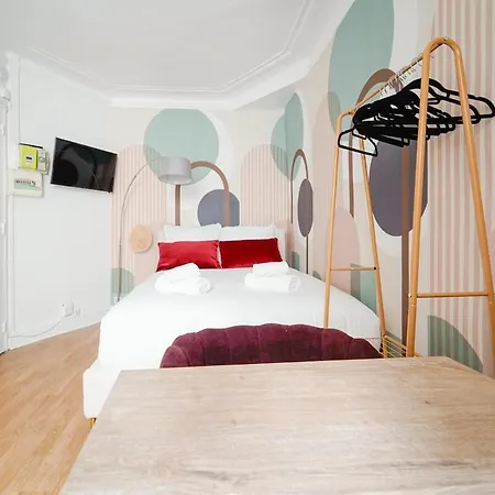 Cozy In Voltaire - V *